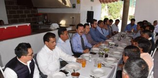 Entrega Luis Alberto Arriaga unidades utilitarias a ediles de las 13 juntas auxiliares