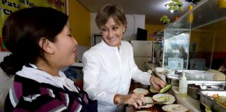 María González de Cossío, esposa de Enrique Cárdenas, hace un recorrido por colonias al sur de Puebla