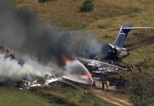 Una avioneta con 21 personas a bordo se precipitó a tierra y se incendió este martes cerca de la ciudad estadounidense de Houston, en Texas.