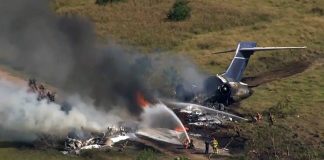 Una avioneta con 21 personas a bordo se precipitó a tierra y se incendió este martes cerca de la ciudad estadounidense de Houston, en Texas.