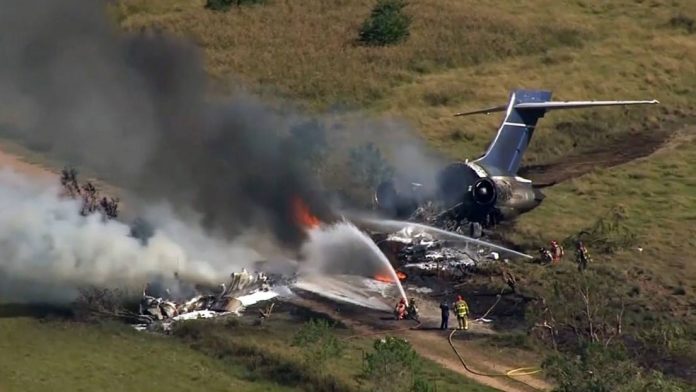 Una avioneta con 21 personas a bordo se precipitó a tierra y se incendió este martes cerca de la ciudad estadounidense de Houston, en Texas.