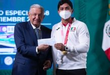 presidente entrega estímulos económicos a deportistas olímpicos