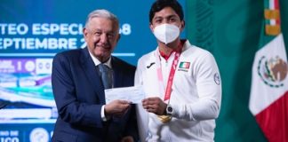 presidente entrega estímulos económicos a deportistas olímpicos