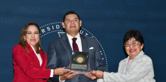 Distingue BUAP como exalumno destacado al gobernador Alejandro Armenta